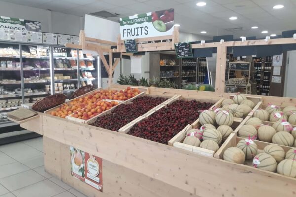 Étals de fruits magasin Terres Lyonnaises Bron