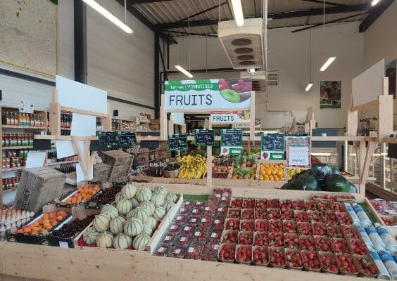 Etals de fruits magasin Terres Lyonnaises Saint-André-de-Corcy