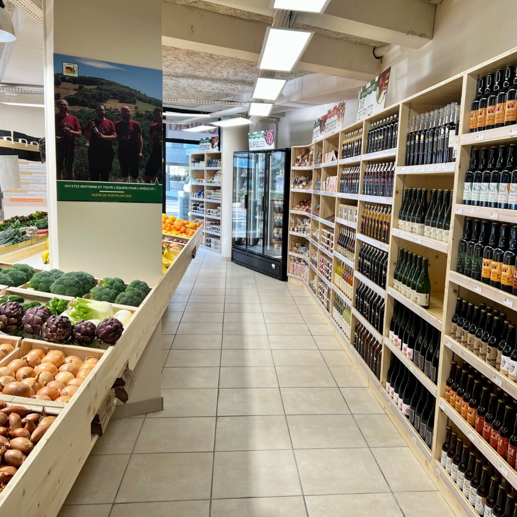Étal légume boissons Terres Lyonnaises Rayon boisson et légumes Terres Lyonnaises
