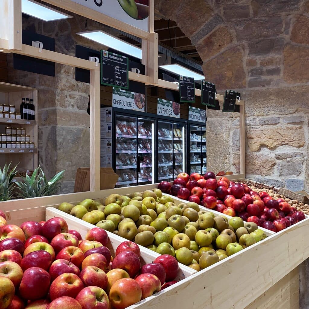 Étal de pommes magasin Terres Lyonnaises Étals de pommes en magasin
