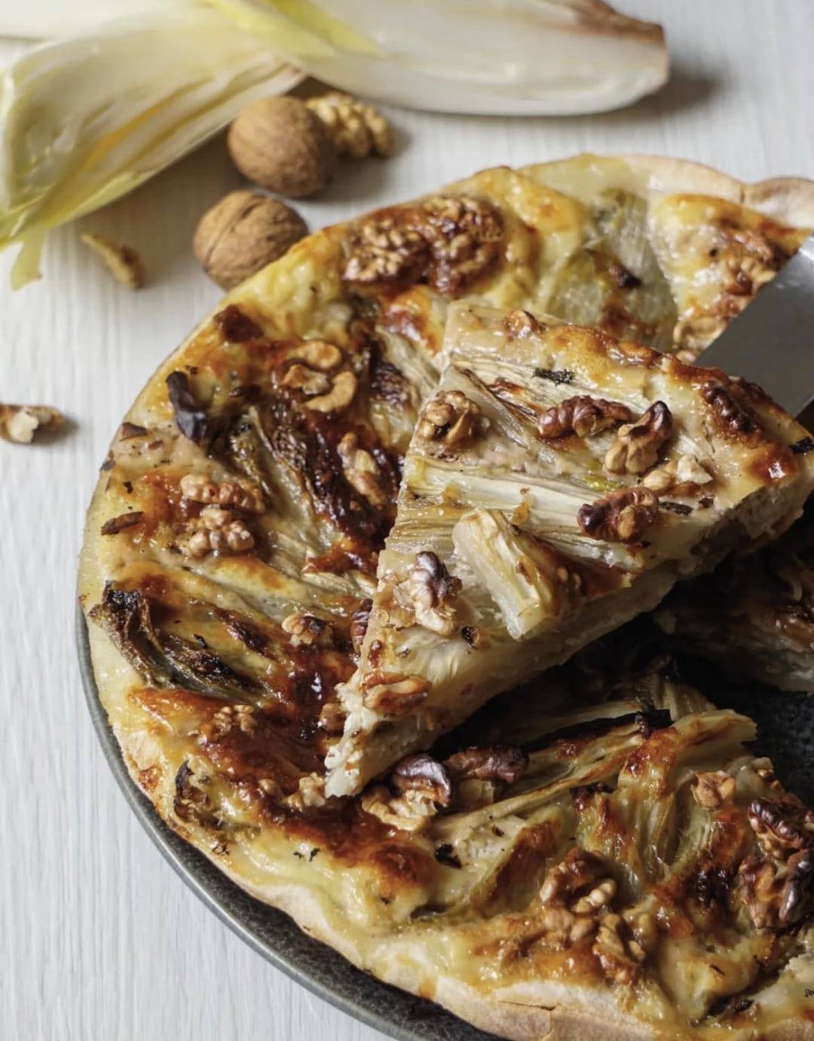 Une délicieuse tarte locale aux endives et aux noix